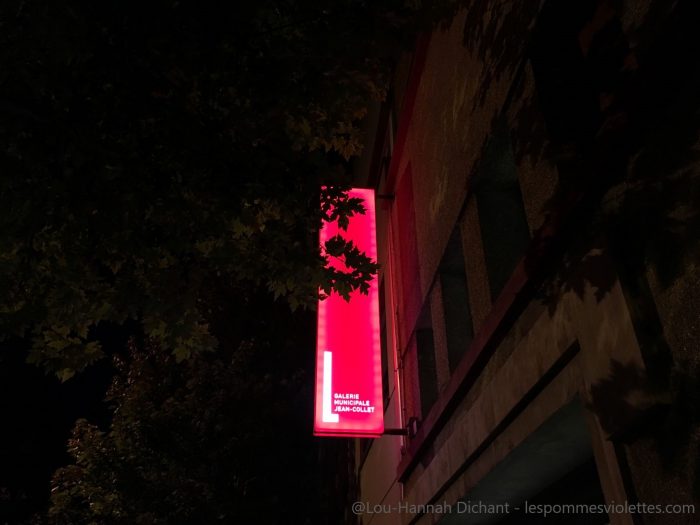 Photo de l'enseigne rouge néon de la galerie municipale de Viry-sur-Seine, dans la nuit.