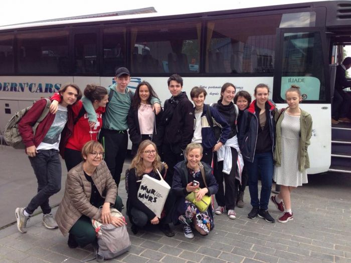 Photo de groupe de l'équipe devant le car avant de partir à l'aéroport